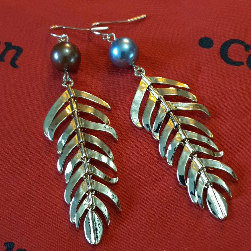 NWT 14k gold plated earrings with Tahitian Pearl